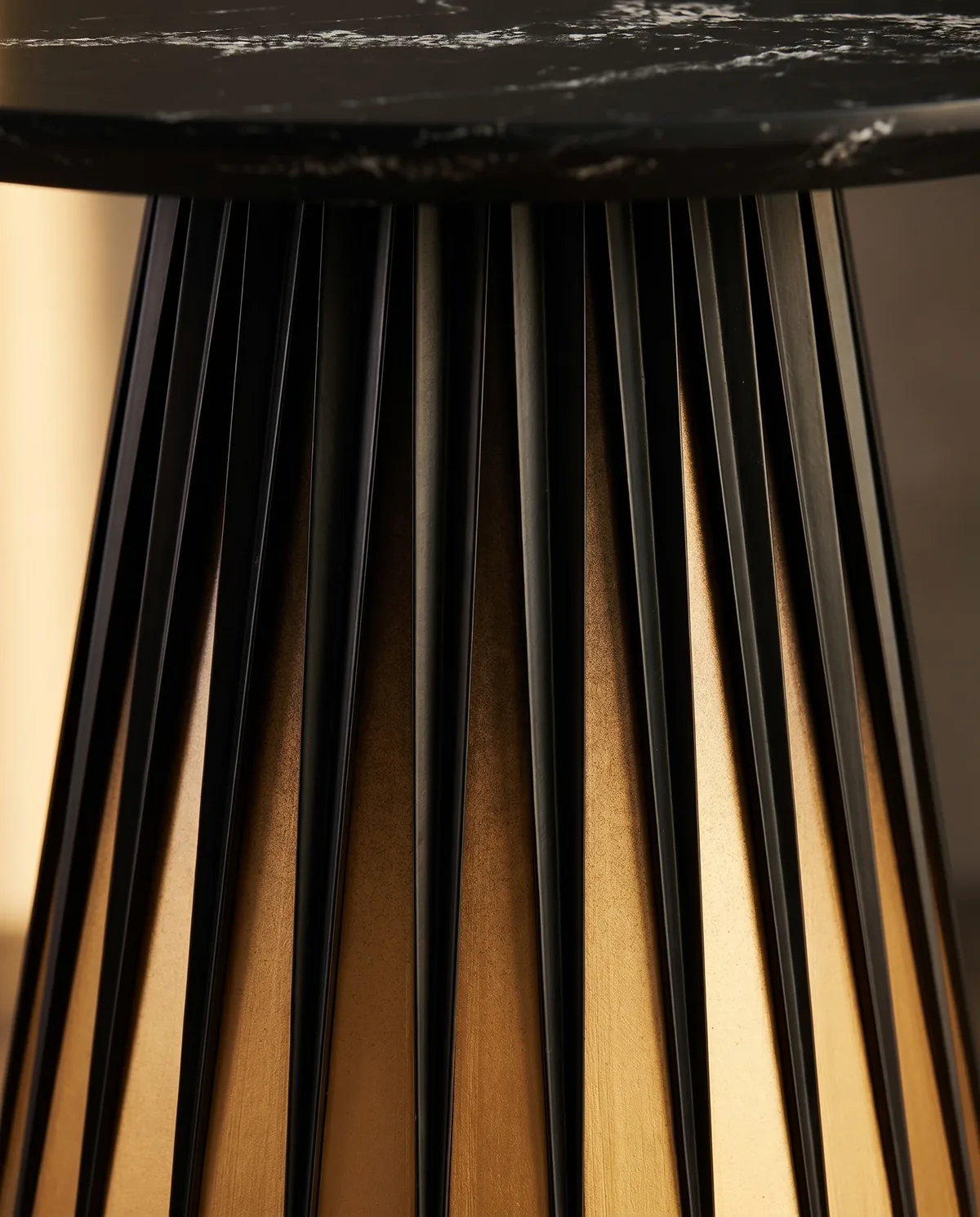 Mesa de Apoyo Bourbon — closeup