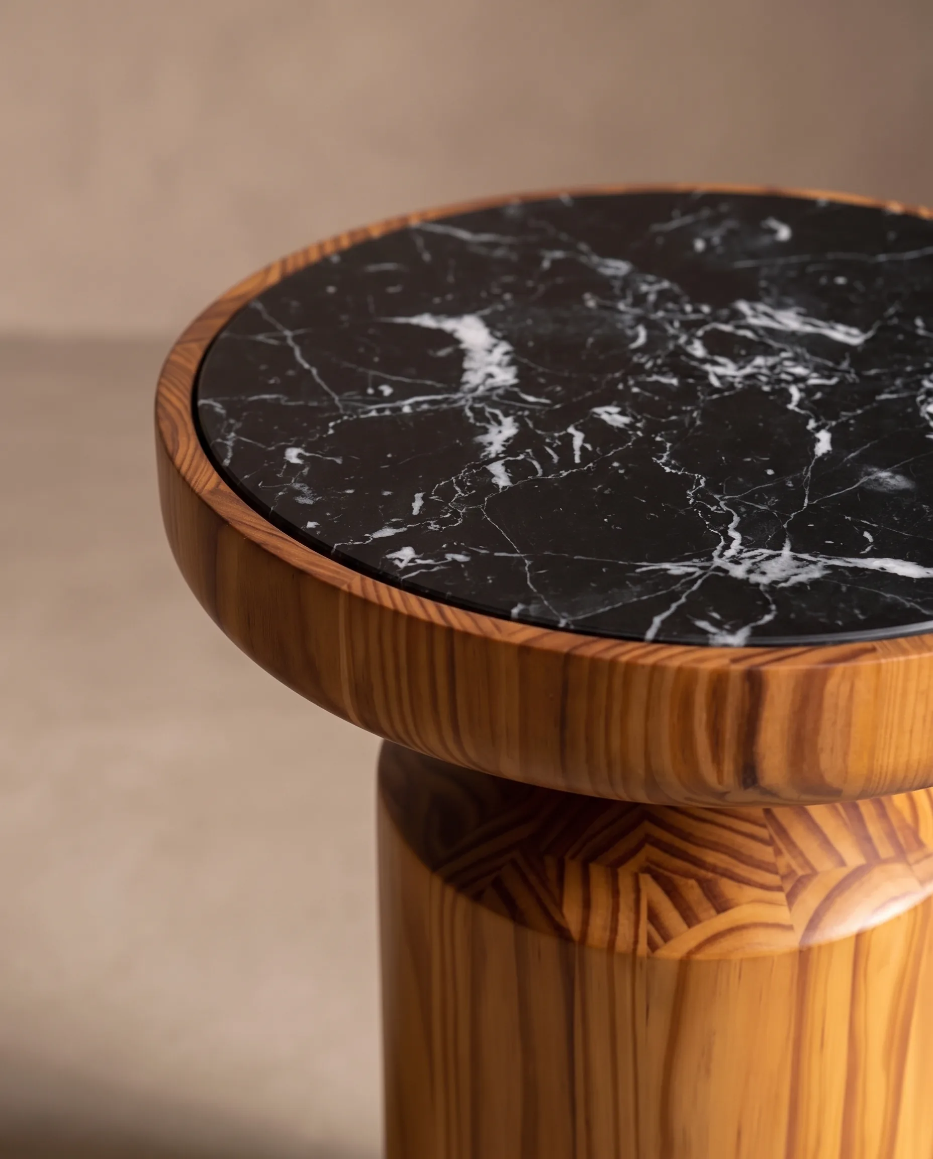 Detalle de materiales de Mesa de Apoyo Axis, colección Solenne de Sierra