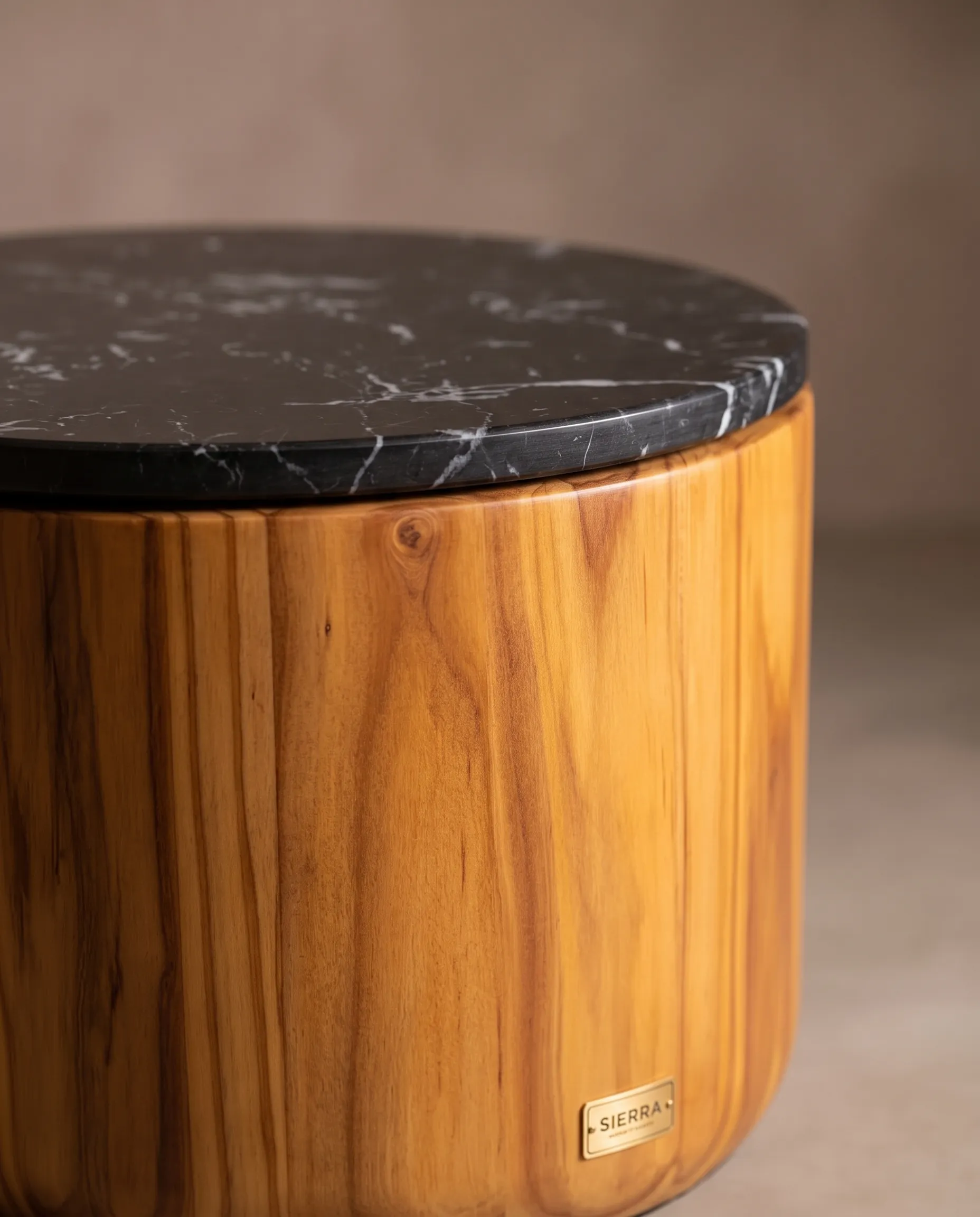 Detalle de materiales de Mesa de Apoyo Axis, colección Solenne de Sierra