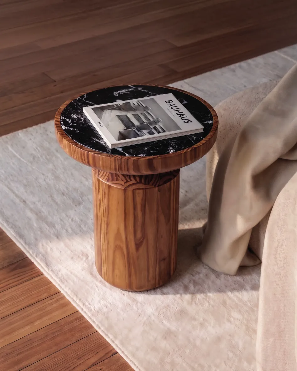 Mesa de Apoyo Axis de la colección Solenne de Sierra, en ambiente
