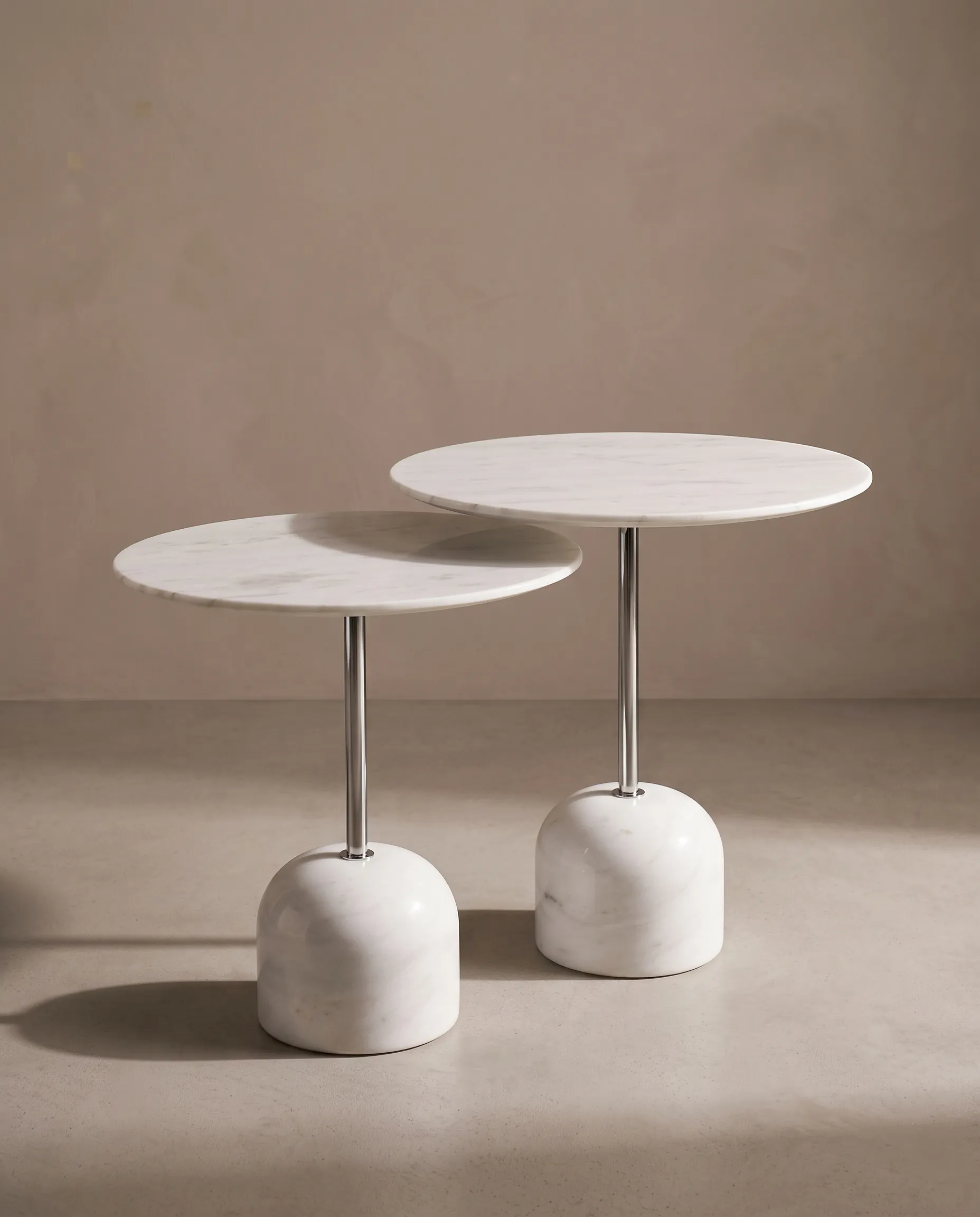 Mesa de Apoyo Lyra de la colección Solenne de Sierra, foto de producto