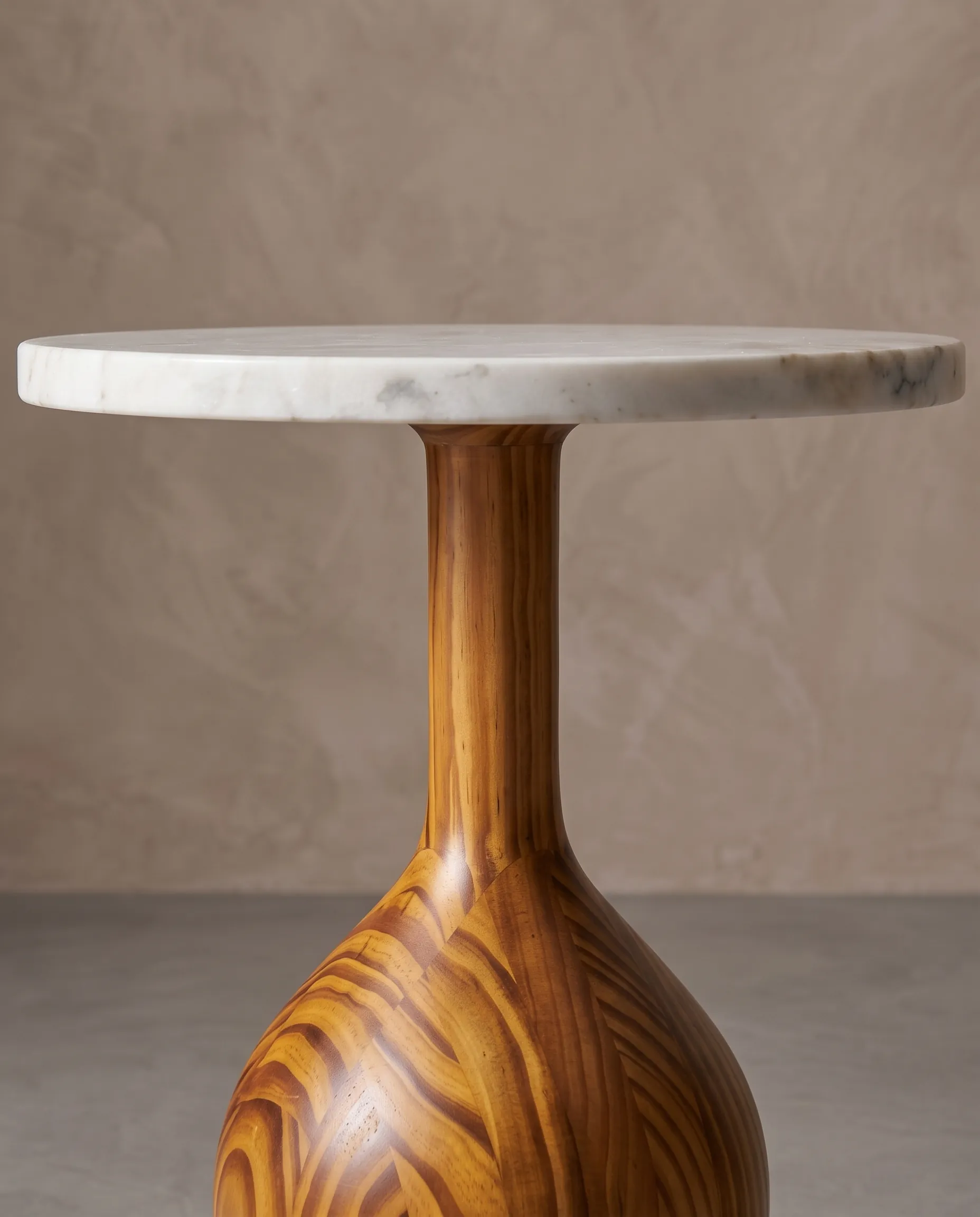Detalle de materiales de Mesa de Apoyo Vetra Mármol, colección Solenne de Sierra