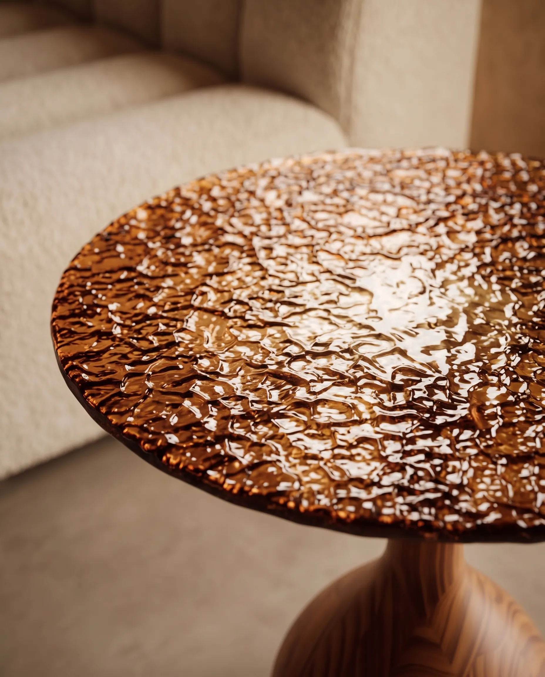 Detalle de materiales de Mesa de Apoyo Vetra Vidrio, colección Solenne de Sierra