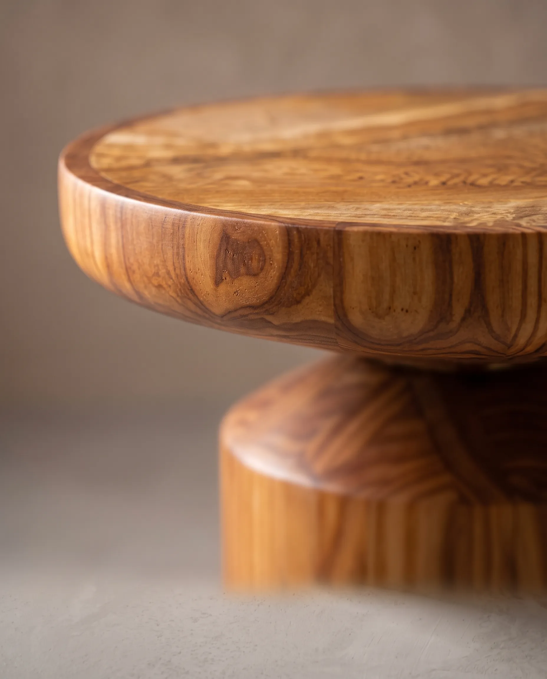 Detalle de materiales de Mesa de Apoyo Vion, colección Solenne de Sierra