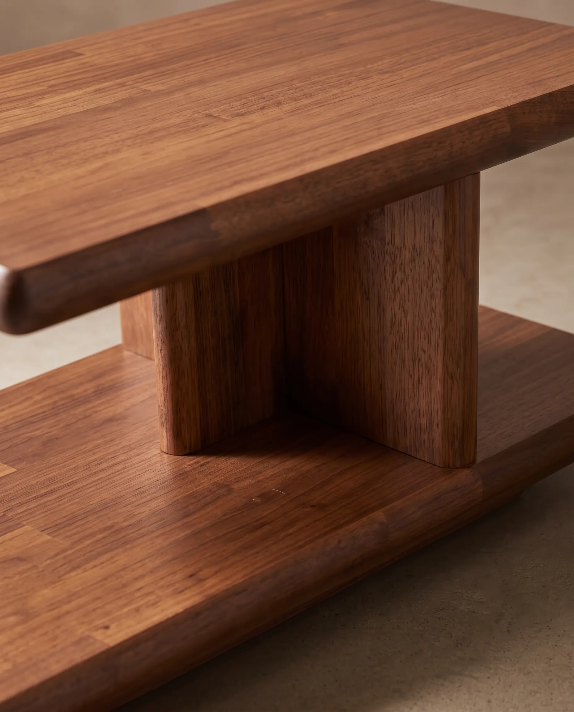 Detalle de materiales de Mesa Lateral Duo, colección Solenne de Sierra