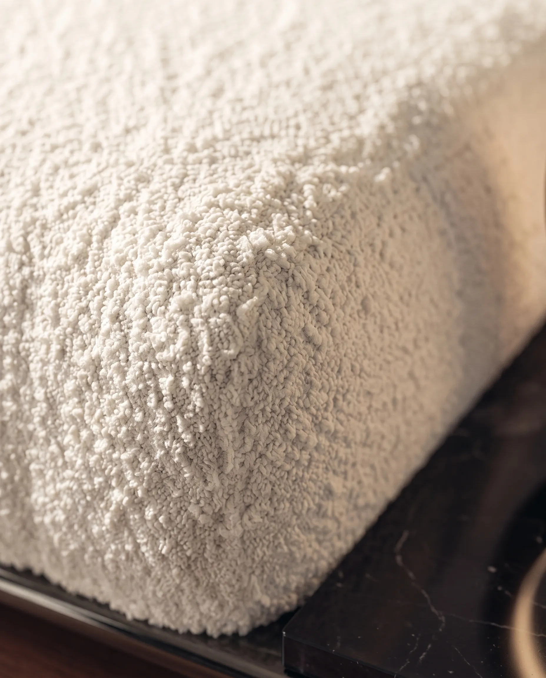 Detalle de materiales de Puff Sensi con Piedra, colección Solenne de Sierra