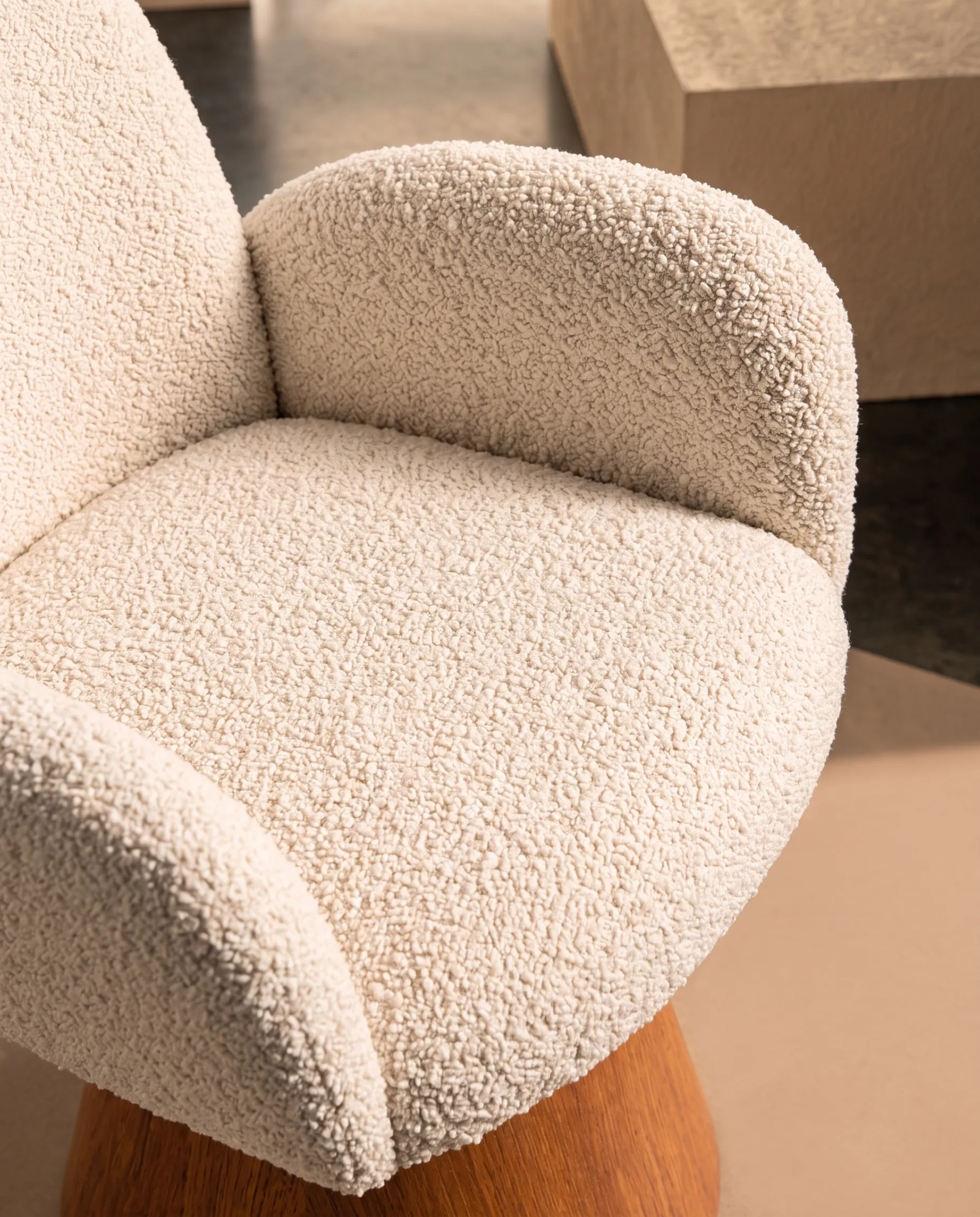 Detalle de materiales de Silla Giratoria Prima Base de Madera, colección Solenne de Sierra