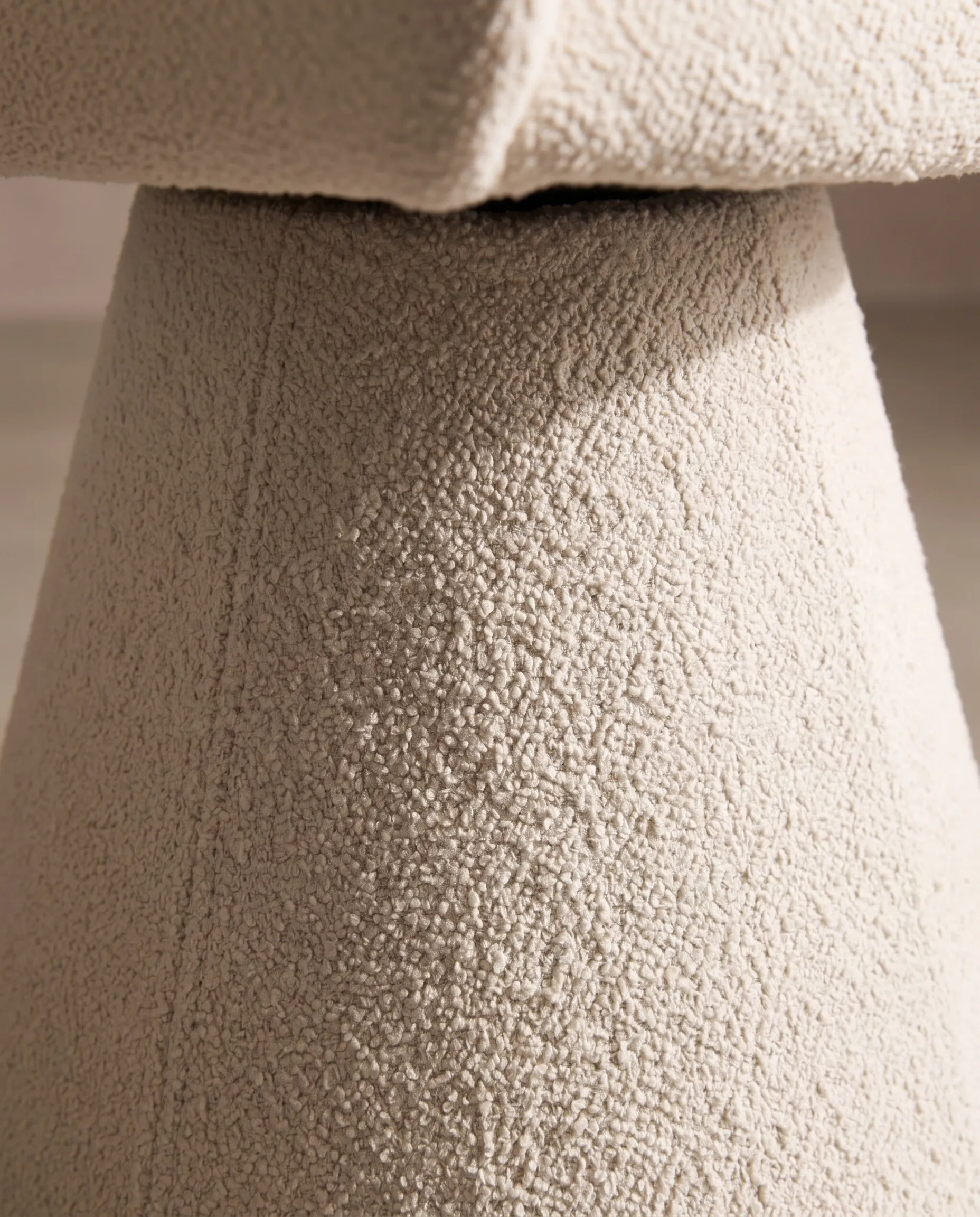 Detalle de materiales de Silla Giratoria Prima Base Tapizada, colección Solenne de Sierra